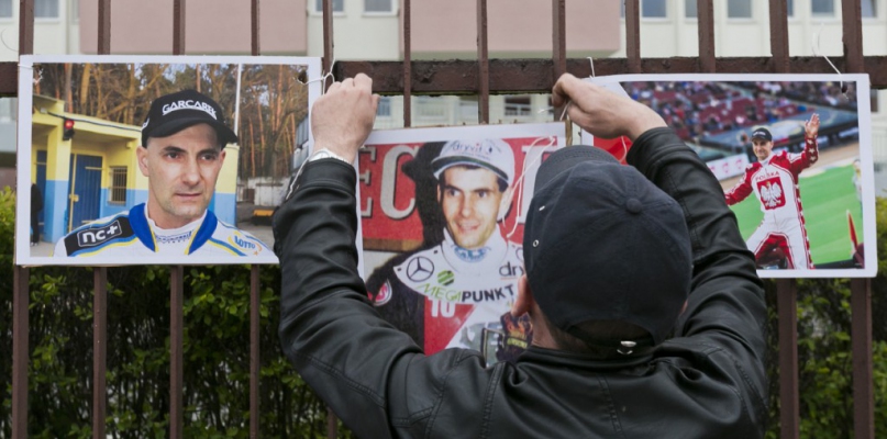 Fani czekają pod szpitalem na powrót Tomasza Golloba do zdrowia. Fot. Jacek Nowacki
