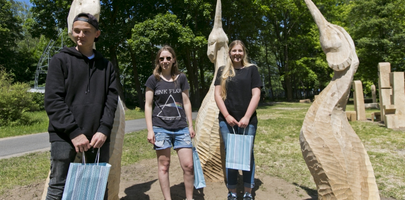 Zwycięzcy XXV Ogólnopolskiego Pleneru Rzeźbiarskiego Myślęcinek 2017: Aleksandra Barańska, Milena Smyl, Szymon Sozoniuk - Zespół Szkół Plastycznych w Lublinie. Fot. Jacek Nowacki