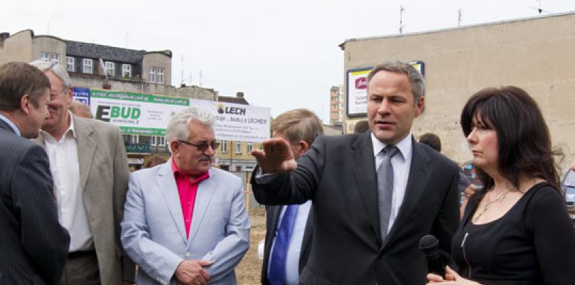 Rafał Bruski i Magdalena Kwiatkowska (prezes BTBS) na rozpoczęciu inwestycji przy ul. Grunwaldzkiej w 2012 roku. Fot. Jacek Nowacki