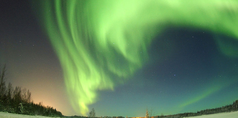 Zorza polarna widziana nad jeziorem Bear, przy amerykańskiej bazie sił powietrznych Eielson. Z: Wikipedia