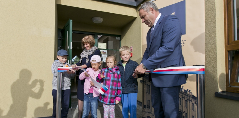 Wstęga na otwarcie biblioteki na Jachcicach  została przecięta. Fot. Jacek Nowacki