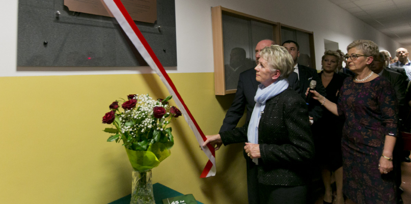 Odsłonięcie tablicy pamiątkowej poświęconej pamięci prof. dr. hab. Jana Mikołajczaka (II piętro budynku siedziby Wydziału przy ul. Mazowieckiej 28). Fot. Jacek Nowacki