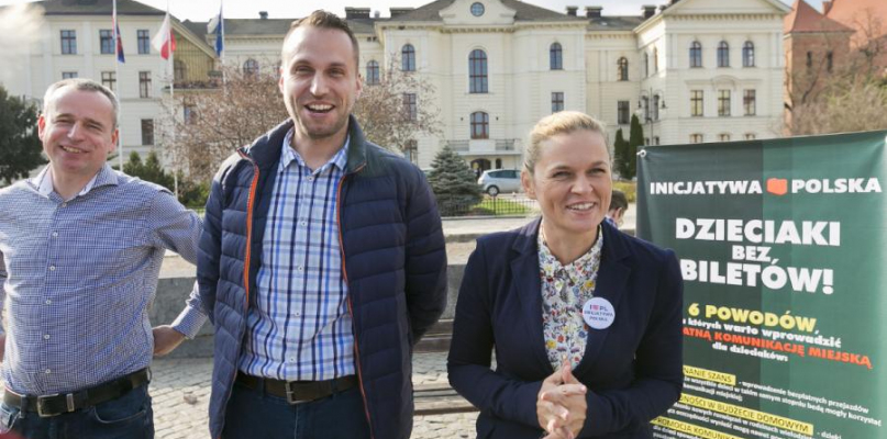 Zbiórka podpisów pod projektem DZieciaki bez biletów rozpoczęła się na pczątku kwietnia 2017 roku. Fot. Jacek Nowacki