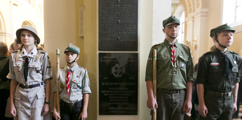 Odsłonięcie tablicy pamiątkowej w kościele pw. Św. Trójcy na 100-lecie bydgoskiego harcerstwa. Fot. Jacek Nowacki