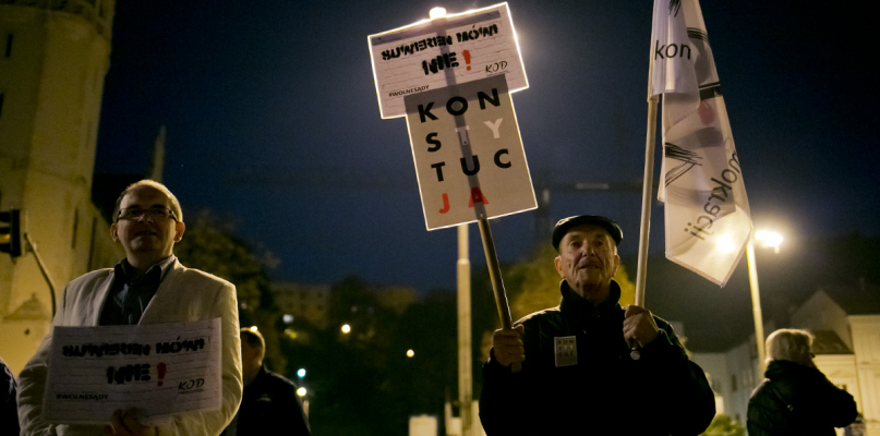 Manifestacja KOD-u pod pomnikiem Kazimierza Wielkiego - 1.10.2017. Fot. Jacek Nowacki