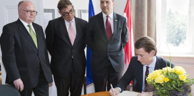 Sebastian Kurz podpisuje 18 lipca 2014 roku w lokalu przy  al. Adam Mickiewicza 9 akt ustanowienia konsulatu honorowego w Bydgoszczy. Fot. Jacek Nowacki