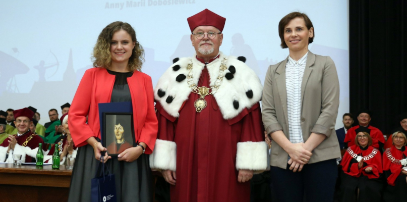 Anna Maria Dobosiewicz z nagrodą obok rektora UMK, prof. dr. hab. Andrzeja Tretyna. Fot. Andrzej Romański (UMK)