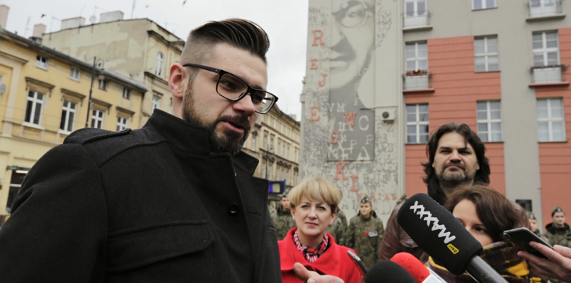 Julian Nowicki przedstawia założenia do koncpecji muralu Mariana Rejewskiego. Fo. Jacek Nowacki