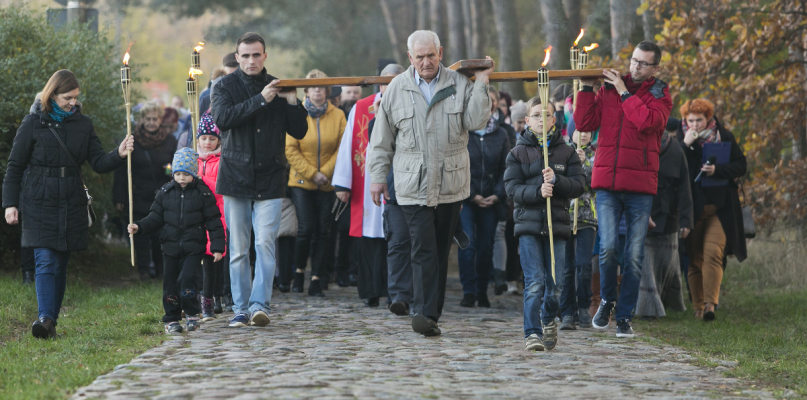 Akademicka Droga Krzyżowa w Dolinie Śmierci - 2017. Fort. Jacek Nowacki