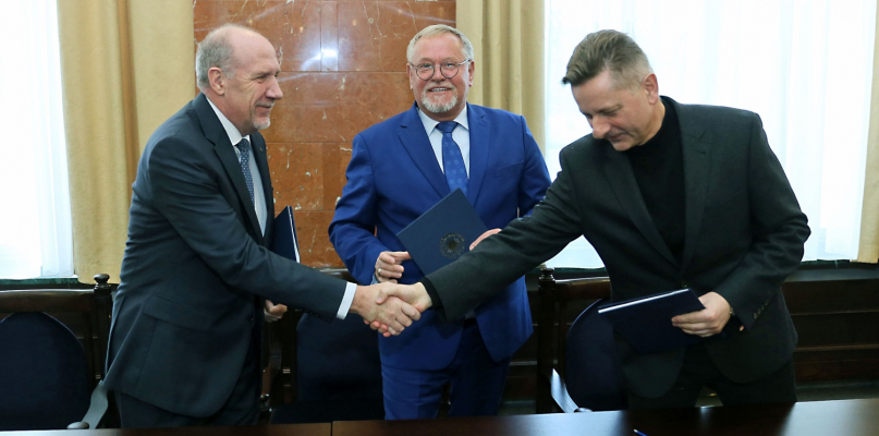 Porozumienie w sprawie utworzenia weterynarii podpisali rektorzy trzech kujawsko-pomorskich uniwersytetów: prof. Andrzej Tretyn (UMK), prof. Tomasz Topoliński (UTP) i prof. Jacek Woźny (UKW). Fot. Andrzej Romański