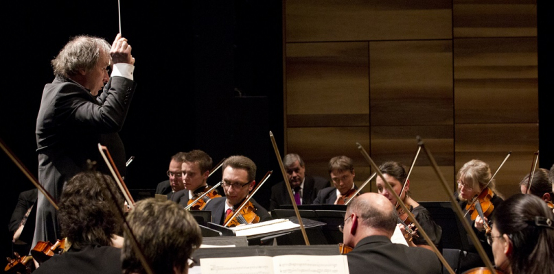 András Keller z orkiestrą. Z archiwum Filharmonii Pomorskiej