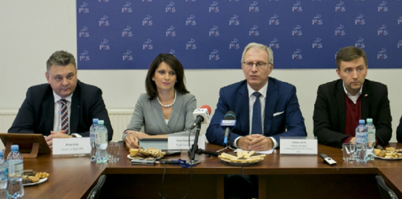 Trzej kandydaci na kandydata PiS na prezydenta Bydgoszczy i posłanka Ewa Kozanecka. Fot. Jacek Nowacki