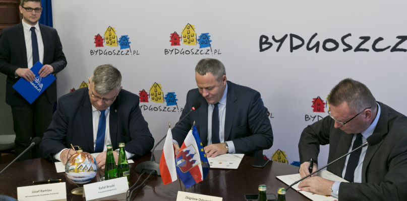 Podpisanie listu intencyjnego umożliwiającego rozpoczęcie prac nad koncepcją obwodnicy Białych Błot. Fot. Jacek Nowacki
