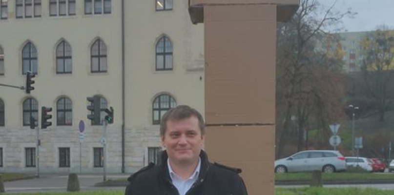 Marcin Sypniewski i wieża przepisów. Źródło: facebook.com/sypniewskimarcin
