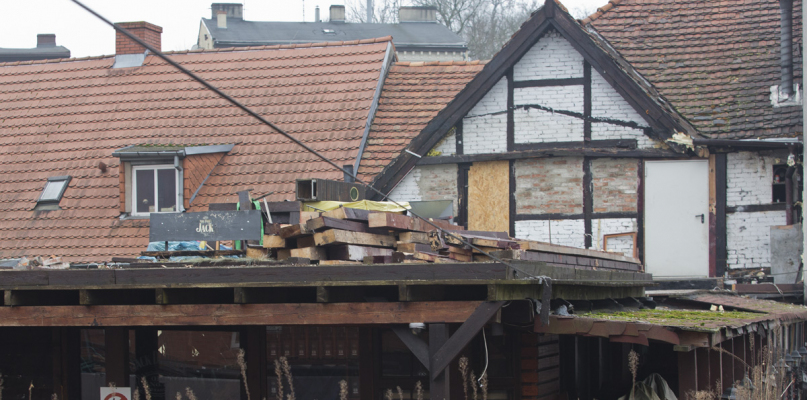 Trwa powolna rozbiórka dobudówek Pubu Jack. Fot. Jacek Nowacki
