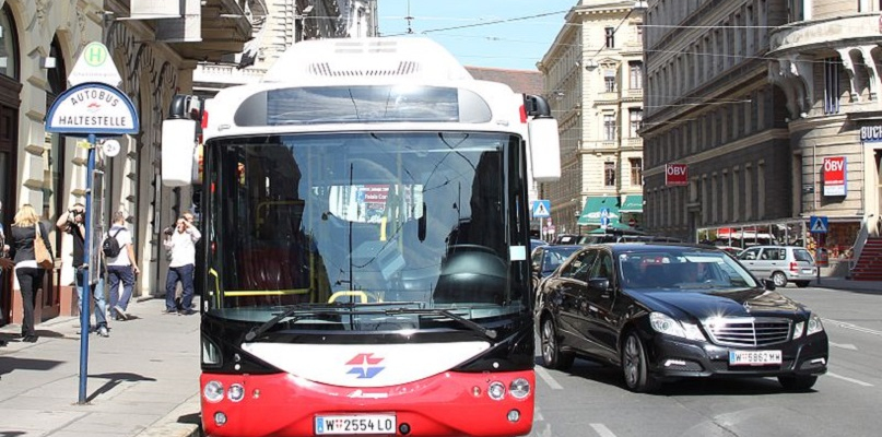 Elektrobus we Wiedniu podczas ładowania baterii. Fot. darkweasel94 /z: Wikipedia/