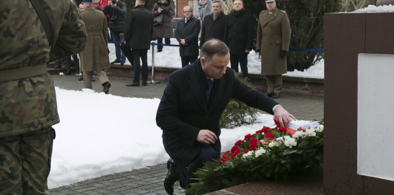 Prezydent RP Andrzej Duda składa wieniec pod pomnikiem Romualda Traugutta w Ciechocinku. Fot. Jacek Nowacki