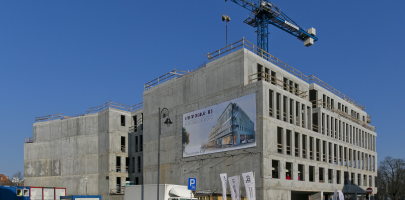 Zawieszenie wiechy nad biurowcem przy placu Kościeleckich. Fot. Jacek Nowacki