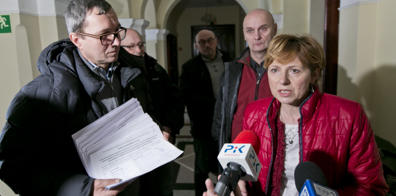 Przedstawiciele mieszkańców ul. Harcerskiej, Maratońskiej, Weteranów oraz Inwalidów z petycją do prezydenta i radnych. Fot. Jacek Nowacki