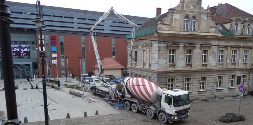 Zalewanie stropu betonem. Materiały prasowe Muzeum Okręgowego