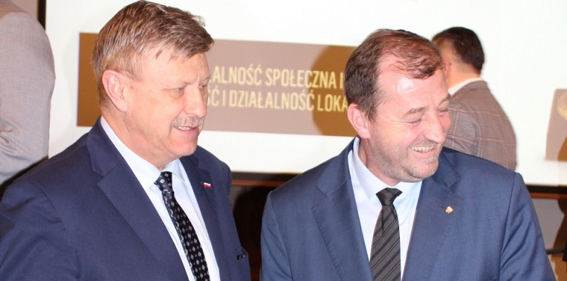 Bogdan Dzakanowski (z prawej) podczas gali w Ratuszu Staromiejskim w Toruniu 