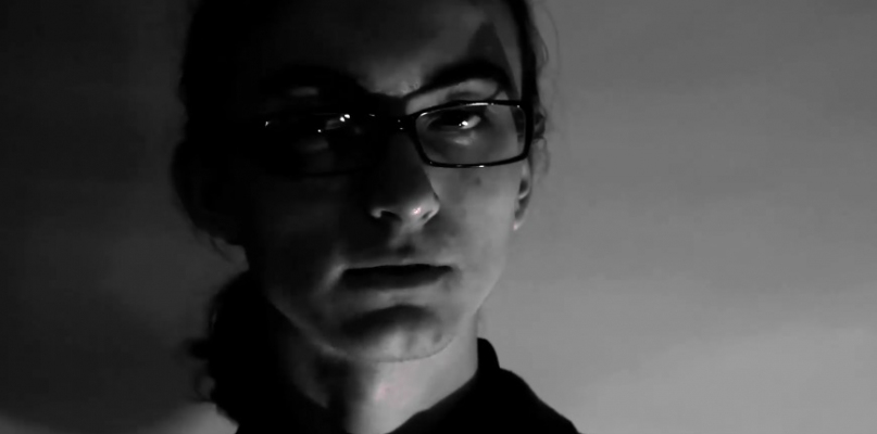 Kamil Jastrzębski podczas konkursowego wystąpienia. Źródło: Akademia Retoryki/Facebook