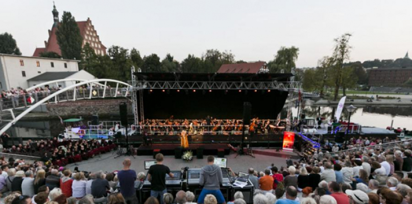 Plenerowy koncert zespołów Opery Nova nad Brdą w 2014 roku. Fot. Jacek Nowacki