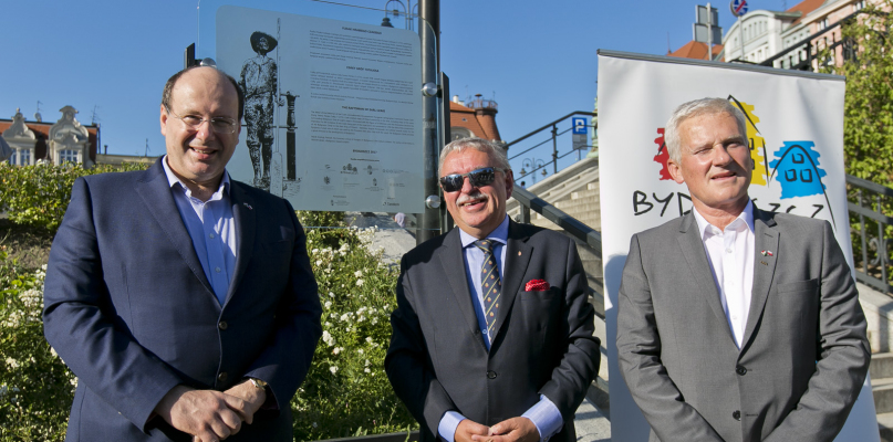 Dr János Tischler, Marek Pietrzak i Michał Listkiewicz po odsłonięciu  tablicy informacyjnej przy rzeźbie Flisak hr. Czakiego. Fot. Jacek Nowacki