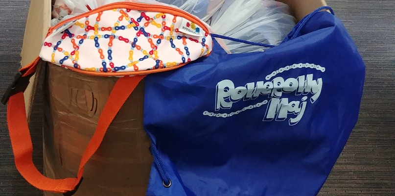 Paczka z nerkami i workami reklamowymi, która trafiła do SP 40. Nerki są tylko dla zwycięskiej klasy, dla innych uczniów są worki i breloczki. Zdjęcie nadesłane