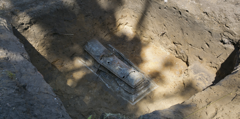 Odkryte groby w parku Witosa. Fot. Jacek Nowacki