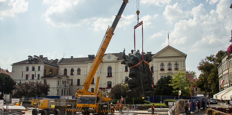 Operacja przeniesienia pomnika Walki i Męczeństwa. Fot. Roman Bosiacki