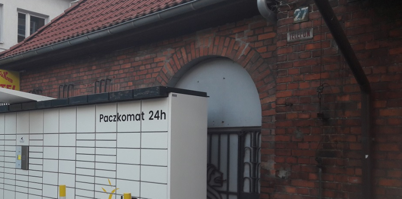 Zdjęcie nadesłane przez radnego Szymona Roga przedstawia otwory w murze po śrubach mocujących tablicę pamiątkową.