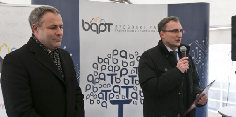 Andrzej Półgrabski, prezes Bydgoskiego Parku Przemysłowo-Technologicznego (z prawej) przedłużył umowę z Marcinem Kowalskim, byłym dziennikarzem Gazety Wyborczej na kolejny rok. Fot. Jacek Nowacki 