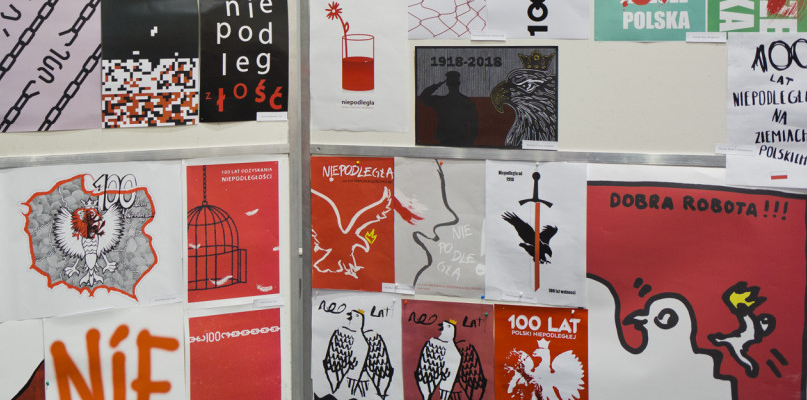 Prace wystawione podczas podsumowania Ogólnopolskiego Konkursu na Plakat z Okazji 100-lecia Odzyskania przez Polskę Niepodległości w KPUW w Bydgoszczy. Fot. Jacek Nowacki