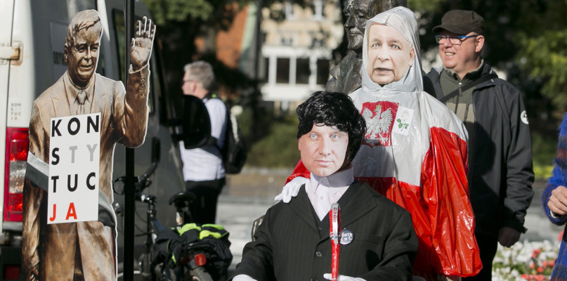 Protest przed Filharmonią Pomorską podczas konwencji PiS. Fot. Jacek Nowacki