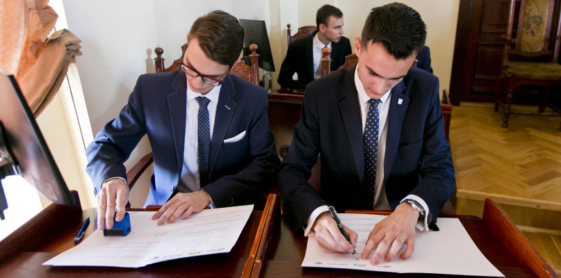 Obrady Młodzieżowej Rady Miasta po podpisaniu przez prezydenta Rafała Bruskiego i przedstawicieli Młodzieżowej Rady Miasta Bydgoszczy listu intencyjnego. Fot. Jacek Nowacki