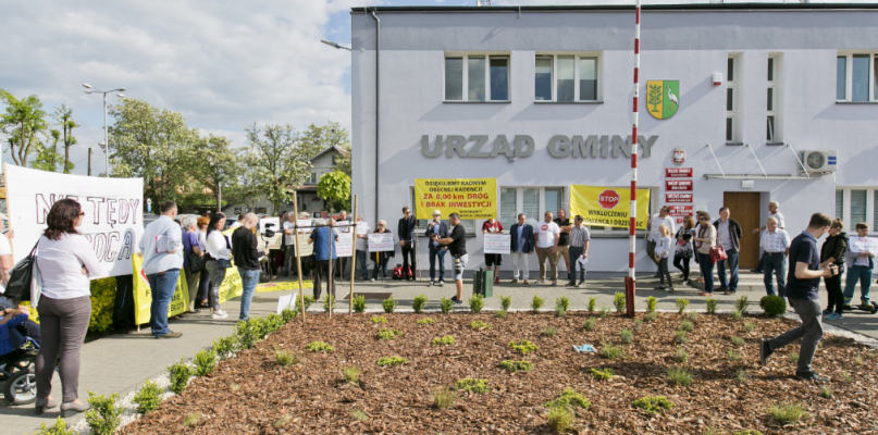Protest przeciw stagnacji i fermom kurzym 15 maja br. przed urzędem gminy w Białych Błotach. Fot. jacek Nowacki