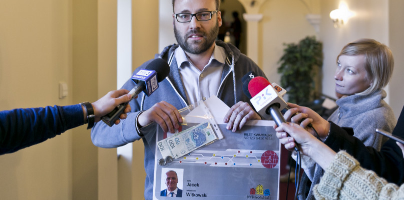 Paweł Górny z symbolicznym biletem dla dyrektora ZDMiKP Jacka Witkowskiego. Fot. Jacek Nowacki