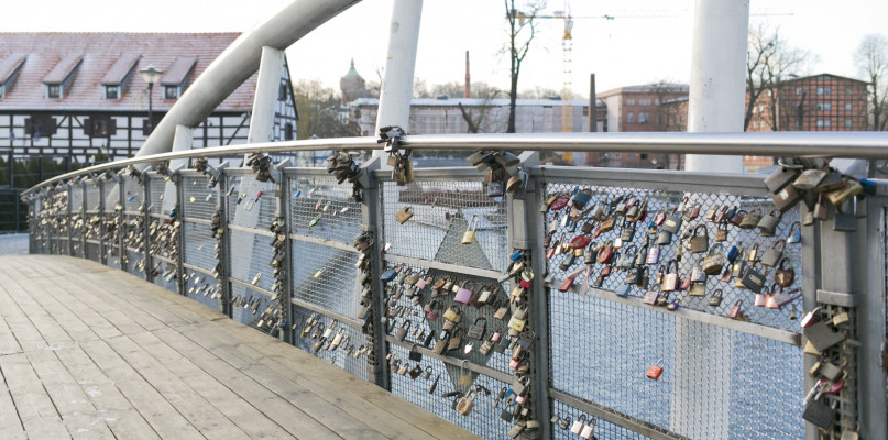 Te kłódki z mostu Jana Kiepury też zostaną przeniesione. Fot. Jacek Nowacki.