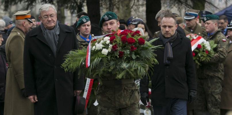 Roman Jasiakiewicz i Łukasz Krupa wspólnie składają kwiaty pod pomnikiem Nieznanego Powstańca Wielkopolskiego 27 grudnia 2018 roku. Fot. Jaek Nowacki