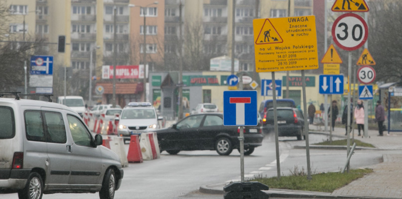Gdy nie ma tłoku, można zawrócić przed wjechaniem w ulicę Szarych Szeregów, ale jak jest sznur jadących samochodów ta sztuka się nie uda... Fot. Jacek Nowacki