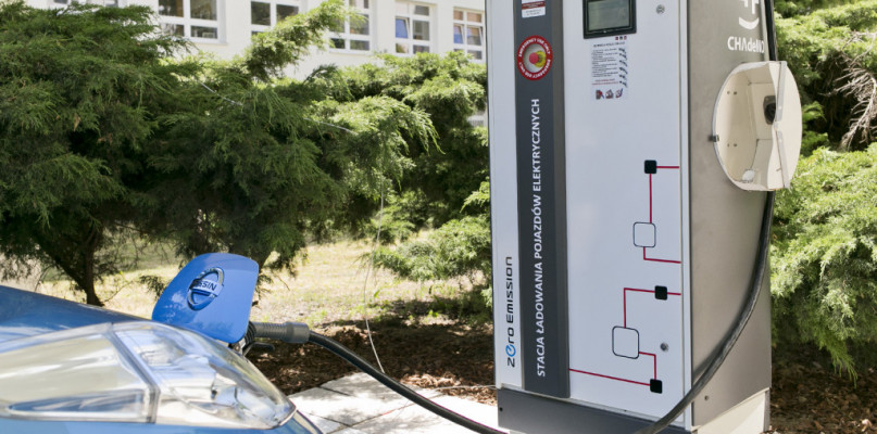 Stacja ładowania pojazdów elektrycznych na UTP w Bydgoszczy. Fot. Jacek Nowacki