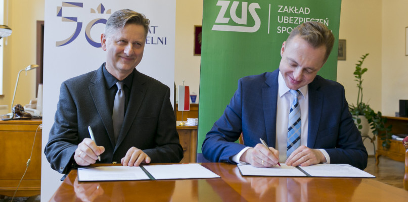 Prof. dr hab. Jacek Woźny, rektor UKW i Paweł Jaroszek, członek Zarządu ZUS. Fot. Jacek Nowacki 