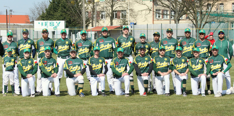 KWK Construction Dęby Osielsko - zdjęcie z dzisiejszej inauguracji Ekstraligi baseballu w Osielsku.  Fot. Dariusz Stoński