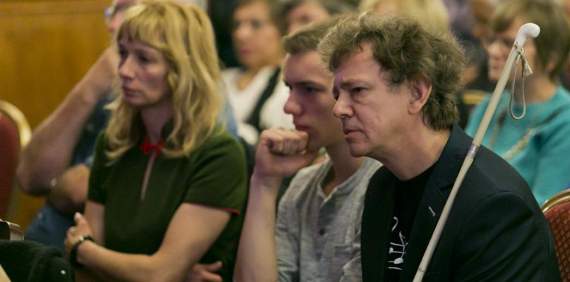 Grzegorz Dudziński, niewidomy organizator festiwalu na widowni VI Festiwalu Widzących Duszą Muzyka otwiera oczy - 2016. Fot. Jacek Nowacki