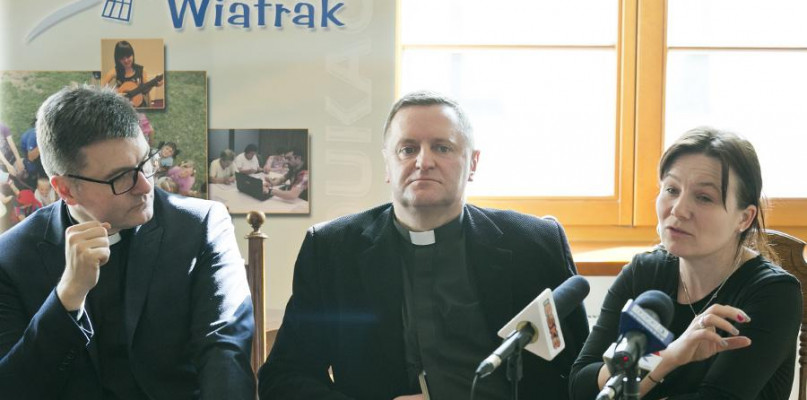Ks. Krzysztof Buchholz (w środku). Fot. Jacek Nowacki