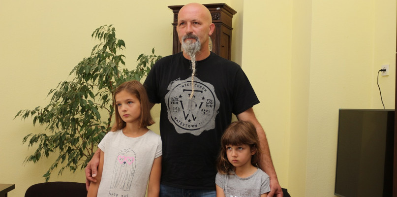 22-letnią kobietę i 19-letniego mężczyznę z Bydgoszczy uratował turysta z Poznania - Maciej Stawicki. Fot. Policja