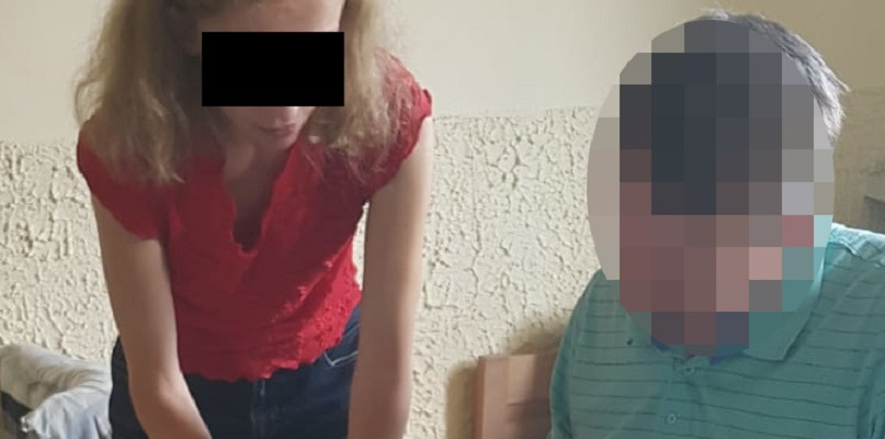 Podejrzana podpisuje zeznanie. Fot. Policja