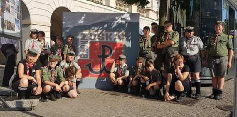5 BDH Niezłomni im. Danuty Siedzikówny Zrzeszenie Harcerskie Piąta.PL podczas obchodów 75. rocznicy wybuchu Powstania Warszawskiego /żródło: fanpage 5 BDH Niezłomni im. Danuty Siedzikówny Zrzeszenie Harcerskie Piąta.PL na Facebooku)