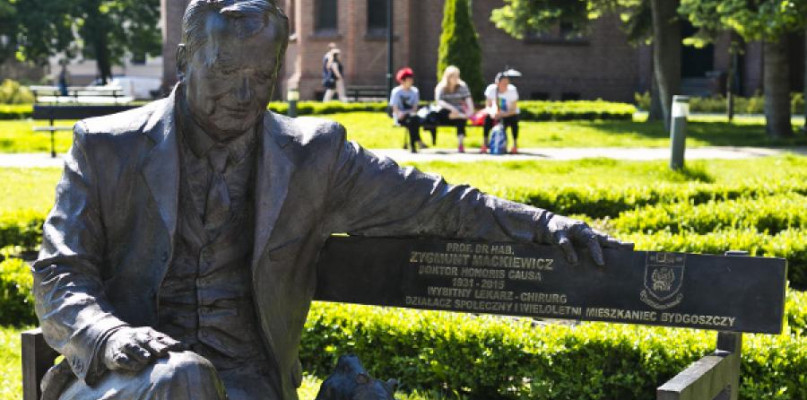 Ławeczka upamiętniająca prof. Zygmunta Mackiewicza przy Fontanie Potop w parku Kazimierza Wielkiego. Fot. Jacek Nowacki